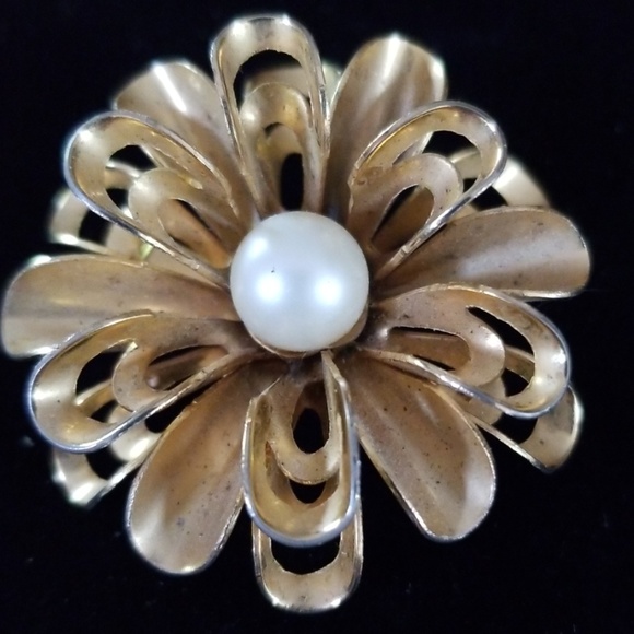 Vintage Gold Tone Flower Faux Pearl Brooch Pin - Picture 5 of 12